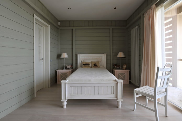 Cama de madera con patas en el interior