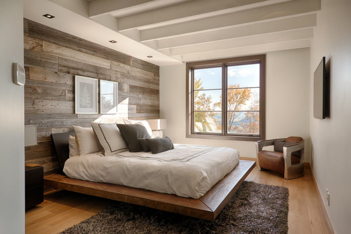 Cama baja de madera en el interior