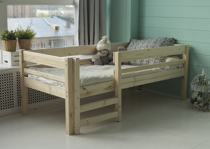 Cama esquinera de madera en el interior