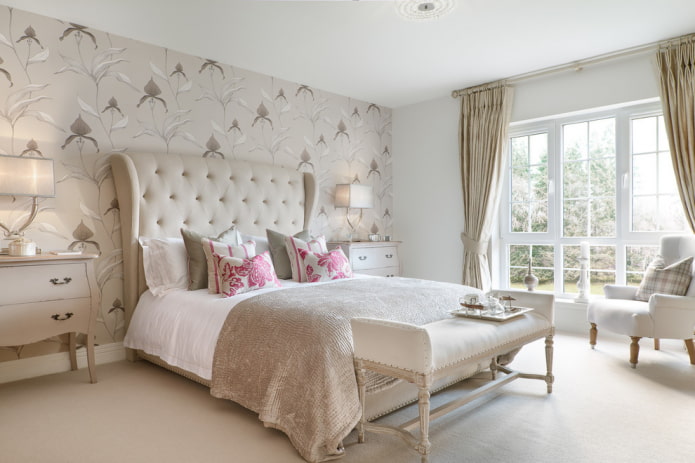 Cama con cabecero beige en el interior