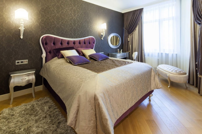 Cama con cabecero morado en el interior