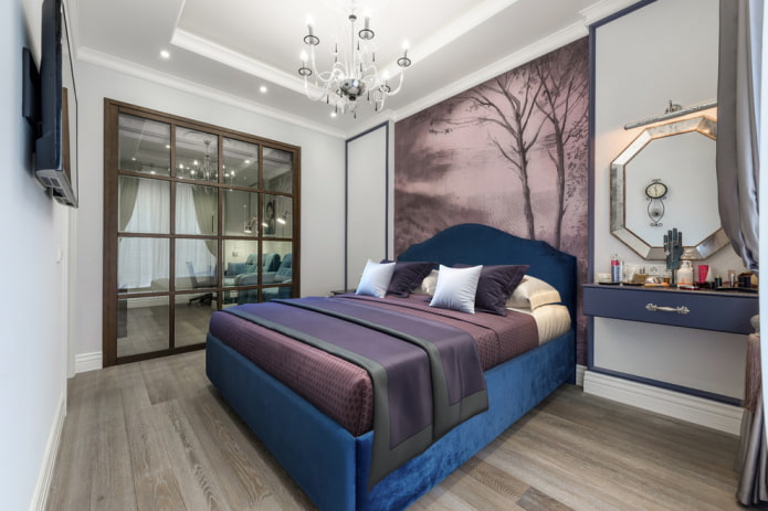 Cama con cabecero azul en el interior