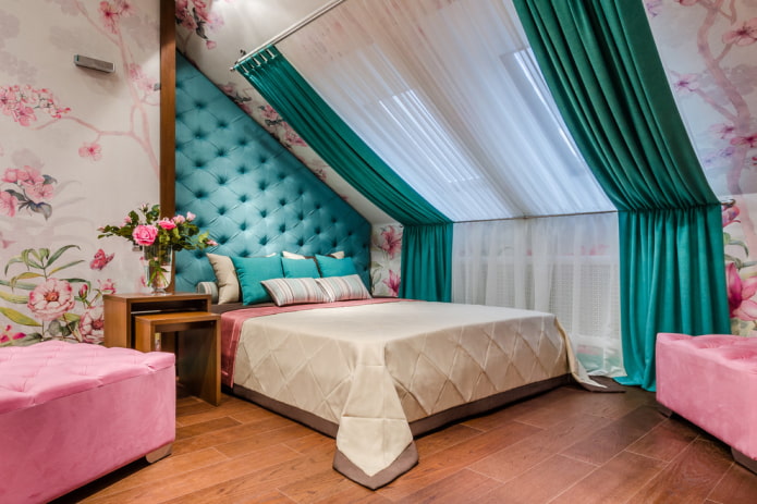 Cama con cabecero turquesa en el interior