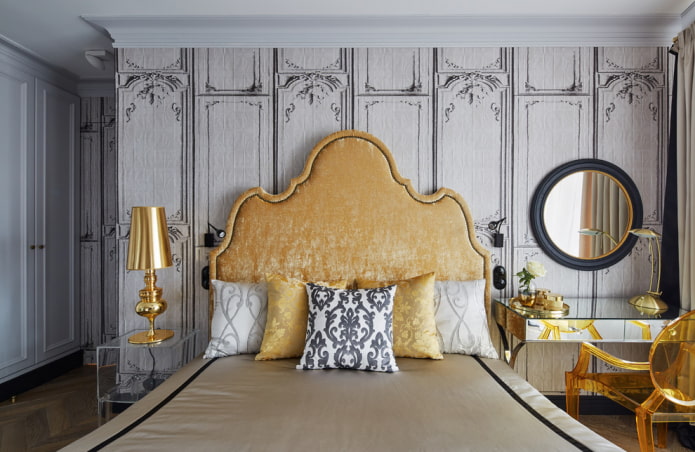 Cama con cabecero con figuras en el interior
