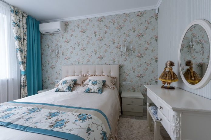 Cama con cabecero mullido de estilo provenzal