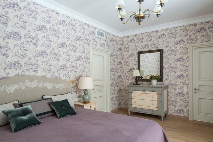 Cama con cabecero mullido de estilo provenzal