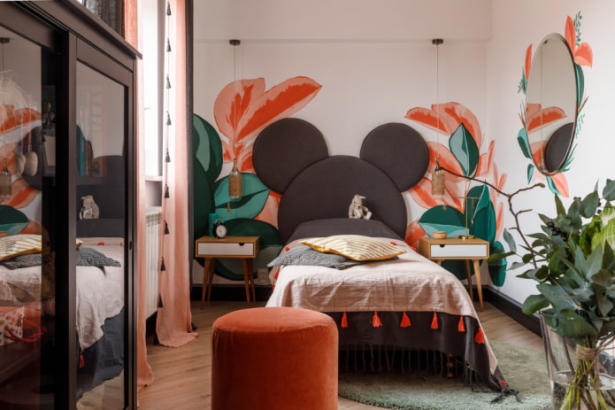cama con cabecero suave en una habitación infantil