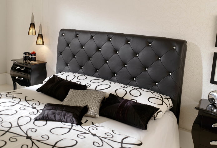 Cabecero de cama con pedrería en el interior