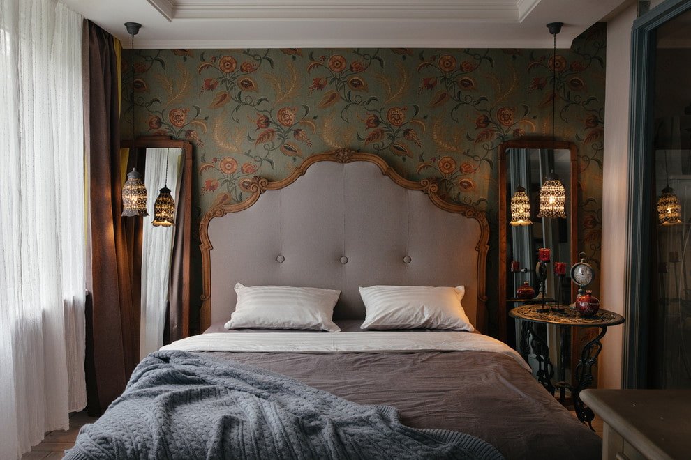 Cama de madera con cabecero mullido en el interior
