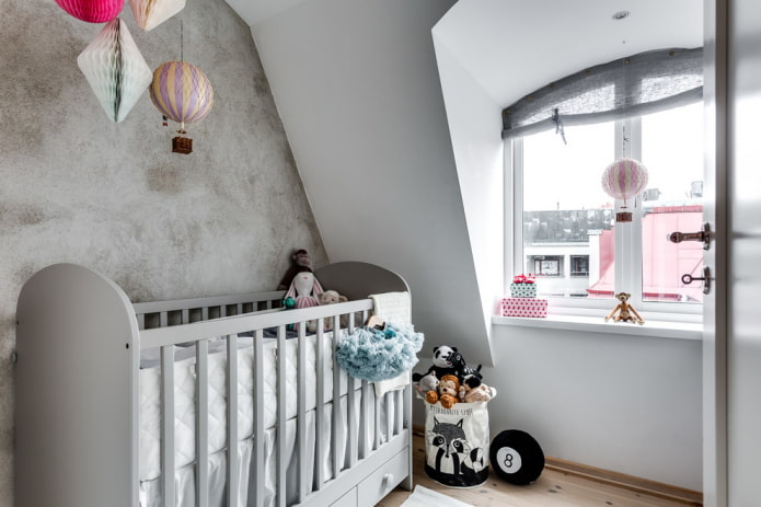 Cuna gris para bebé en el interior