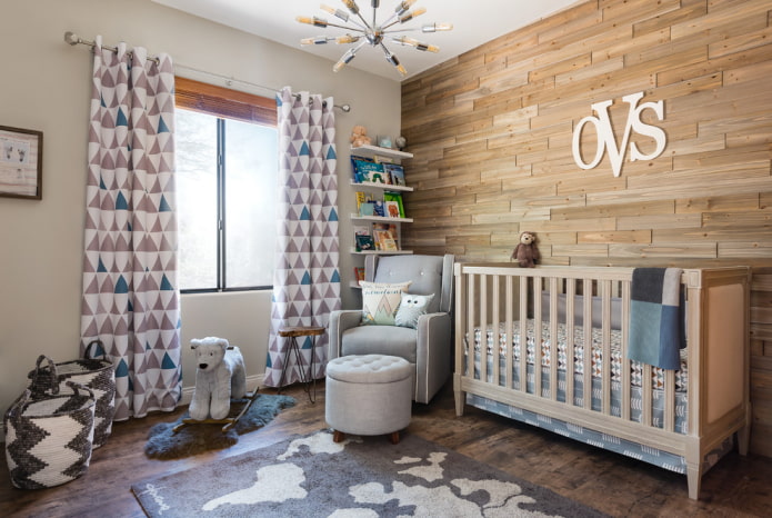 Cuna beige para bebé en el interior