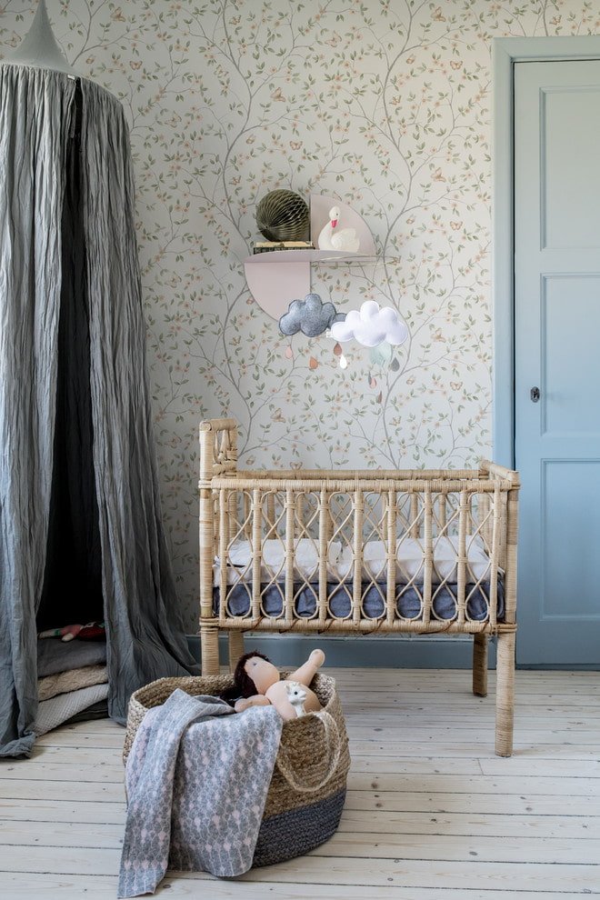 diseño inusual de una cuna para bebé en el interior