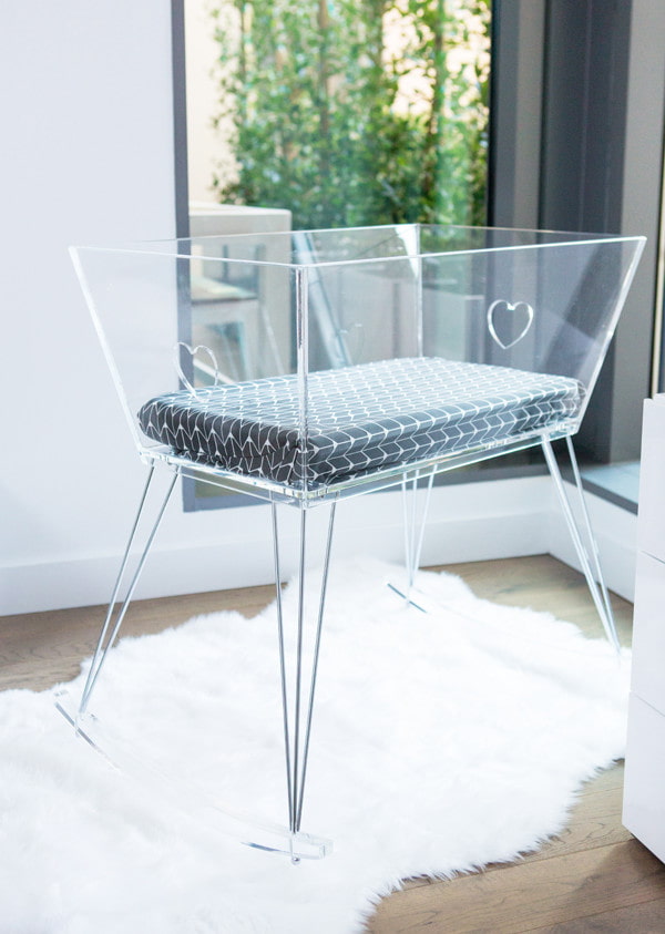 diseño inusual de una cuna para bebé en el interior