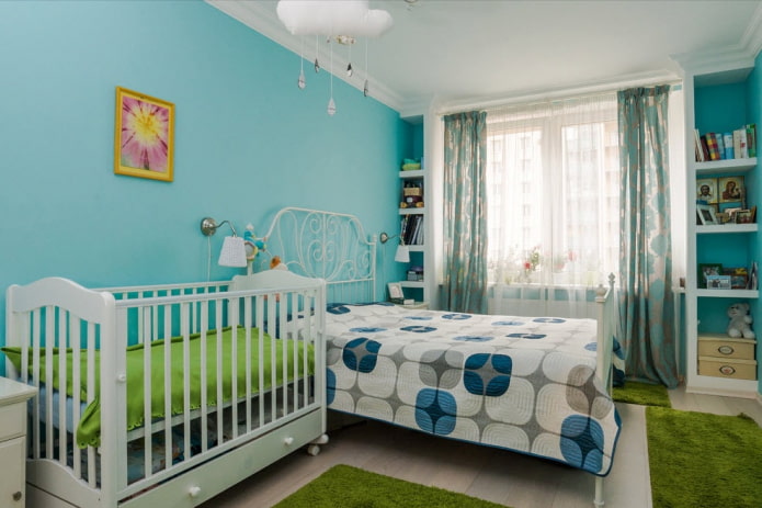 Cuna en el interior del dormitorio