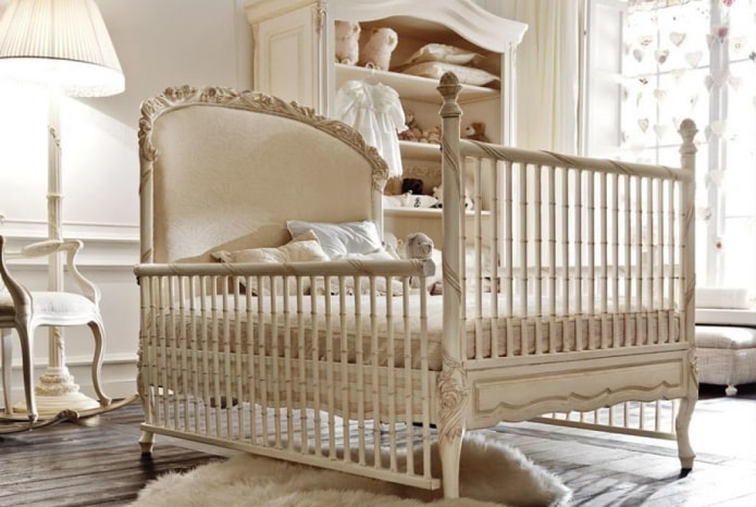 Cama infantil tallada en el interior