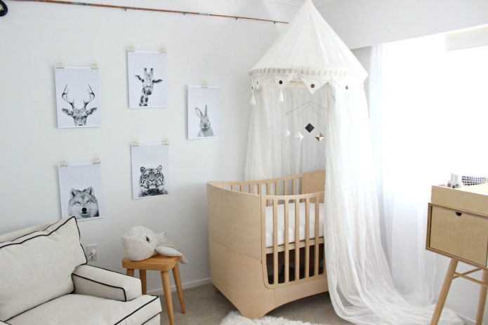 Cuna en el interior de la habitación infantil