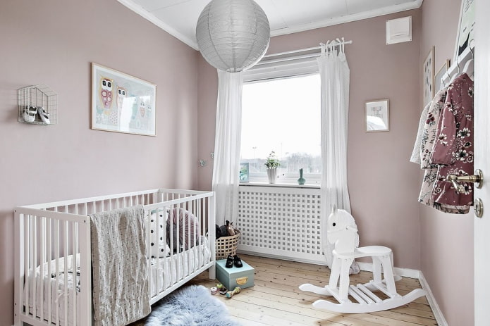 Habitación infantil para recién nacido en un suave color lila