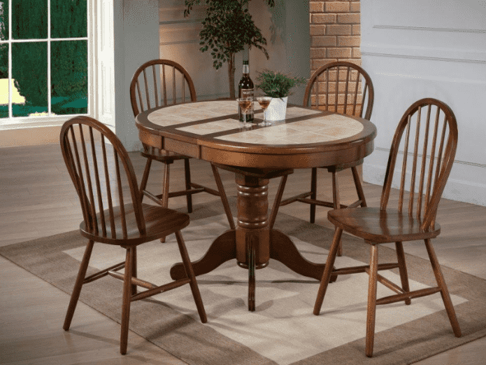 Mesa con azulejos en el interior de la cocina