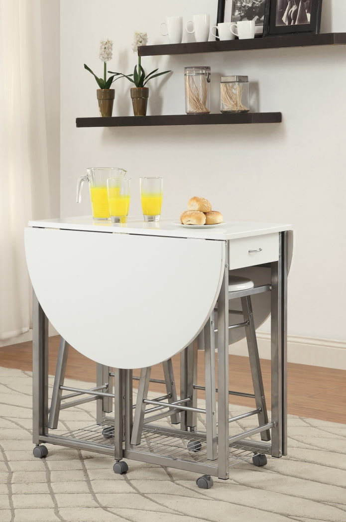 Mesa redonda plegable en la cocina