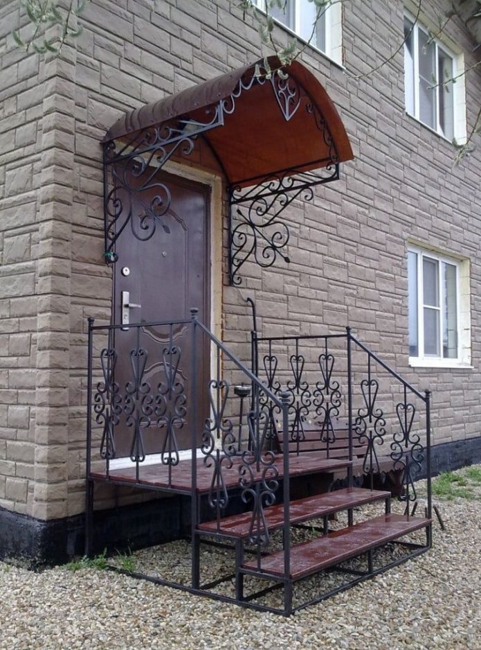 casa con porche metálico