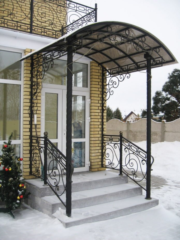 casa con un porche con un dosel