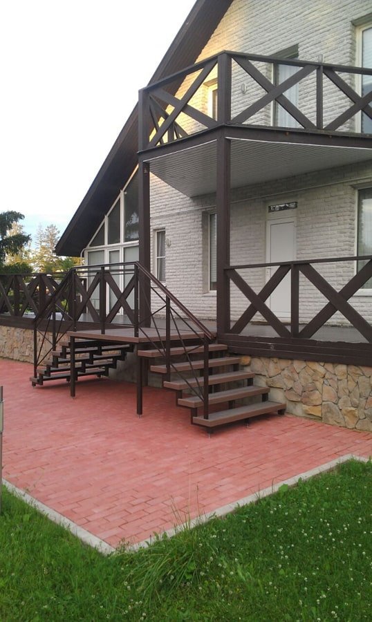 casa con un porche a dos aguas