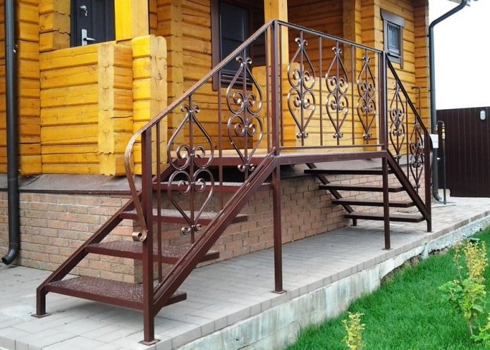 casa con porche metálico