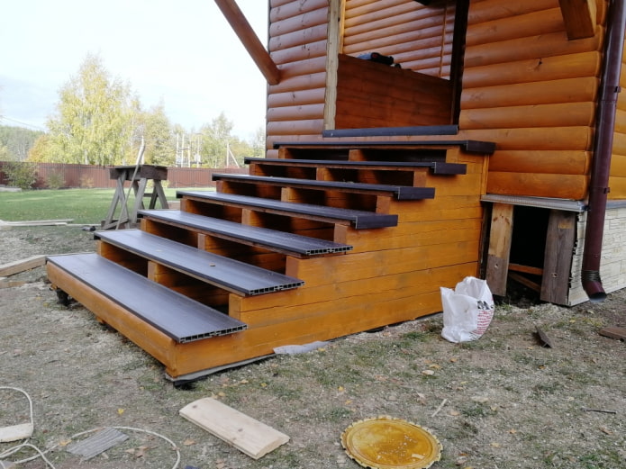escalones de compuesto de madera y polímero