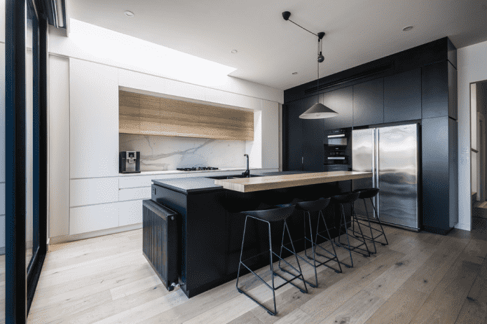 Cocina blanca con muebles negros