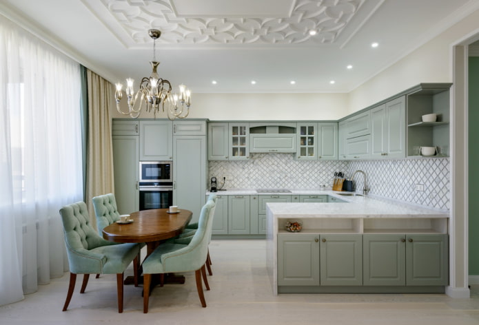 Cocina en forma de U en tonos pistacho