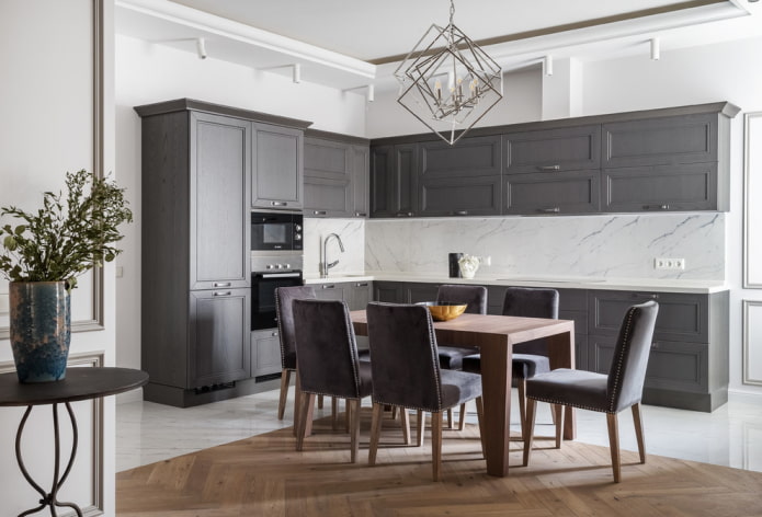 Conjunto de cocina en forma de L y sillas tapizadas