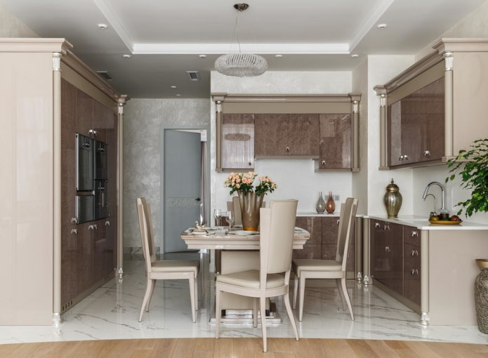 Cocina clara con fachadas marrones