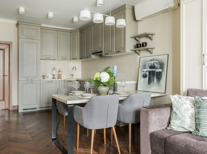 Elegante cocina-salón con muebles tapizados