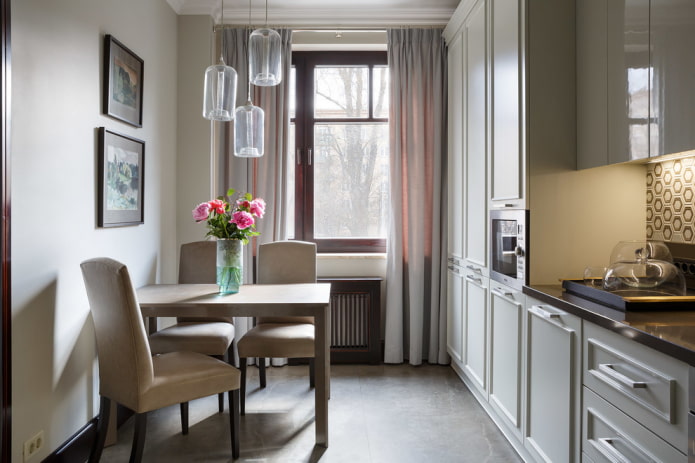 Cocina pequeña de estilo neoclásico