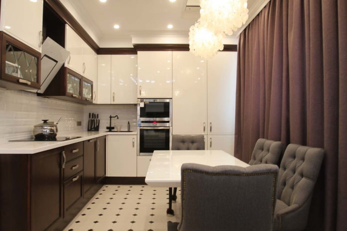 Cocina esquinera en tonos marrones y beige