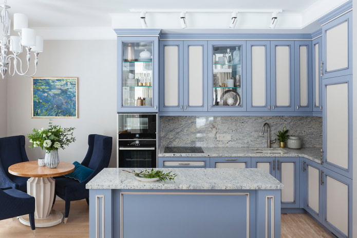 Cocina en tonos azules con delantal de mármol