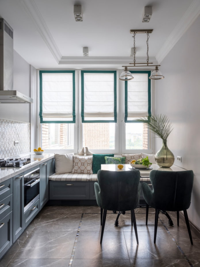 Sofá bajo la ventana en la cocina