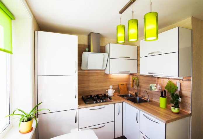 cocina blanca con detalles brillantes