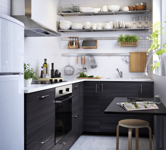 Cocina oscura con estantes
