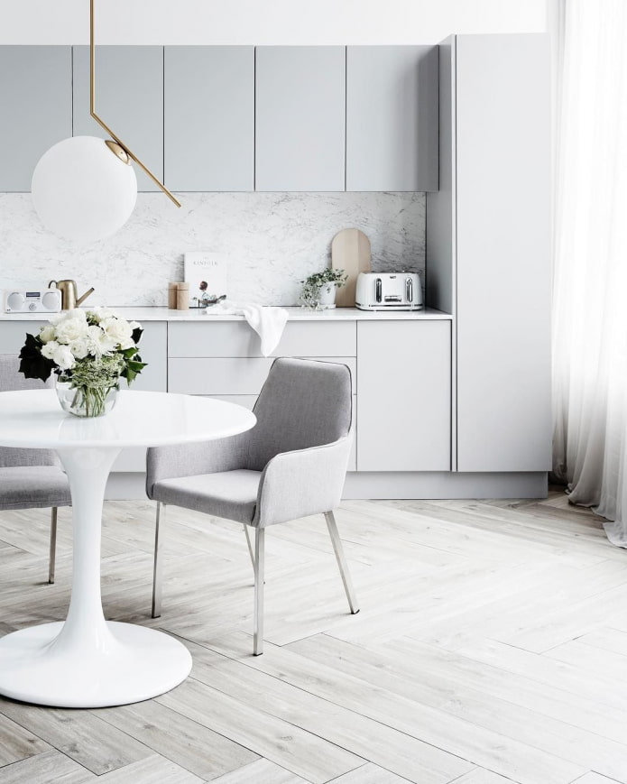 cocina gris de estilo moderno