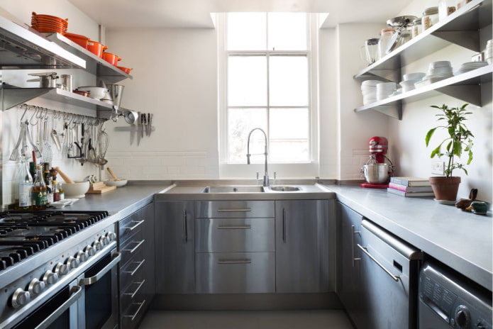 Cocina en forma de U con ventana
