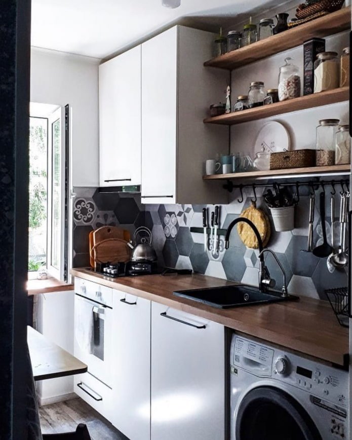 cocina pequeña con estantes