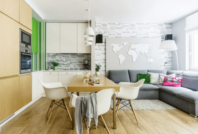 Sofá en el interior de la cocina-salón de 16 metros cuadrados