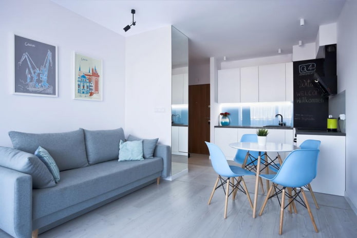 sofá en el interior de la cocina-salón de 16 metros cuadrados