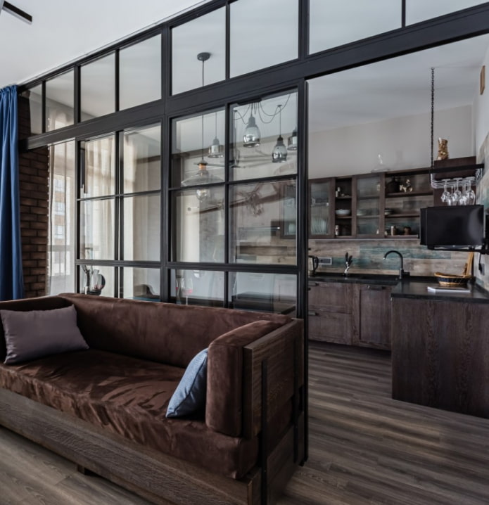 mampara de cristal en el interior de un loft