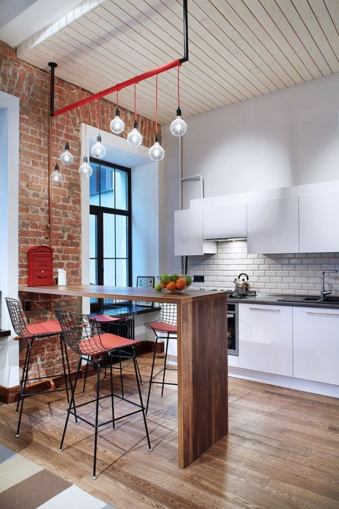 cocina con barra en un espacio tipo loft