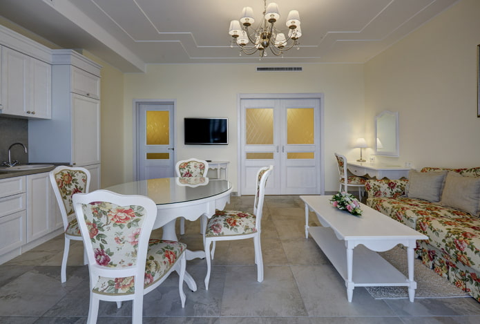 Interior de la cocina-salón en estilo provenzal