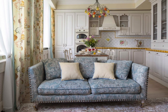 interior de la cocina-salón en estilo provenzal