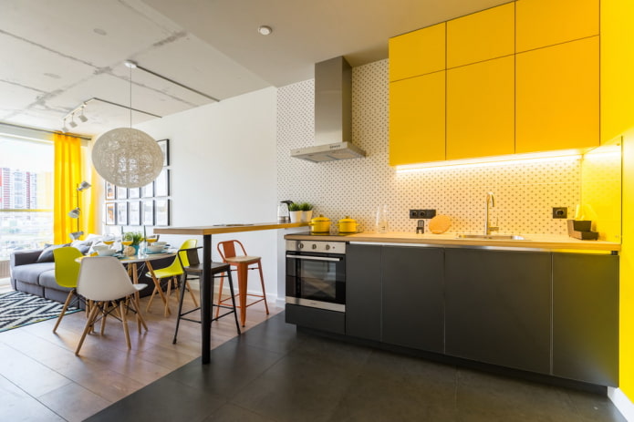 Acabado del suelo en el interior de la cocina-salón