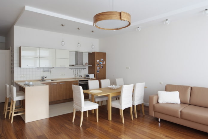 Interior de cocina-salón en tonos claros